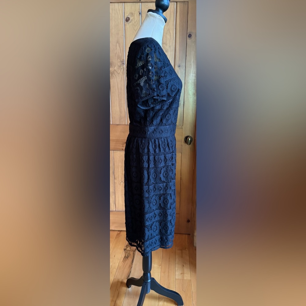 LOFT Classic Black Lace Short Sleeve Lined Dress (10) - Picture 4 of 17